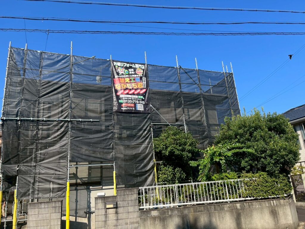 仮設足場を設置後、飛散防止用メッシュシートを張ります。